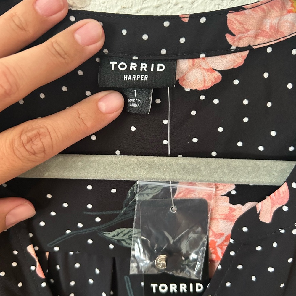 NWT Torrid Pink dot Floral Blouse - Picture 3 of 3